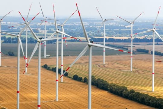 Windräder drehen sich in einem Windpark östlich von Parchim.