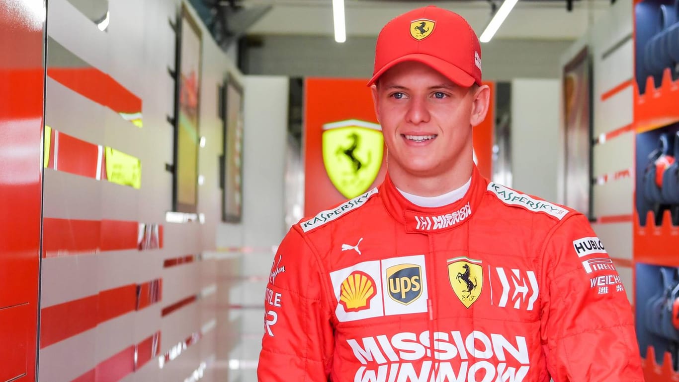 Ganz in rot: Mick Schumacher stieg in Bahrain für Testfahrten in Ferraris F1-Boliden.