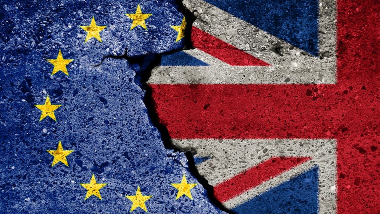 Flaggen der EU und Großbritannien auf Hauswand: Ein harter Brexit wird immer wahrscheinlicher.