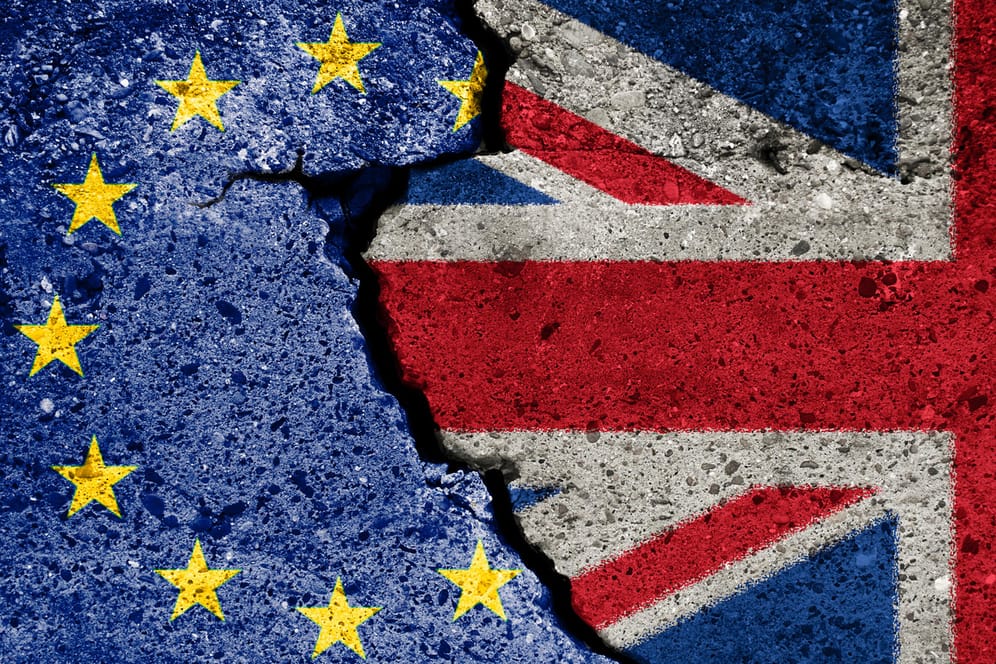 Flaggen der EU und Großbritannien auf Hauswand: Ein harter Brexit wird immer wahrscheinlicher.