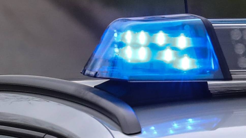 Polizeiwagen im Einsatz (Symbolbild): Die Ermittler entdeckten auf dem Handy des jungen Mannes rund 1000 kinder- und jugendpornografische Bilder und Videos. Polizeiwagen im Einsatz (Symbolbild): Die Ermittler entdeckten auf dem Handy des jungen Mannes rund 1000 kinder- und jugendpornografische Bilder und Videos.