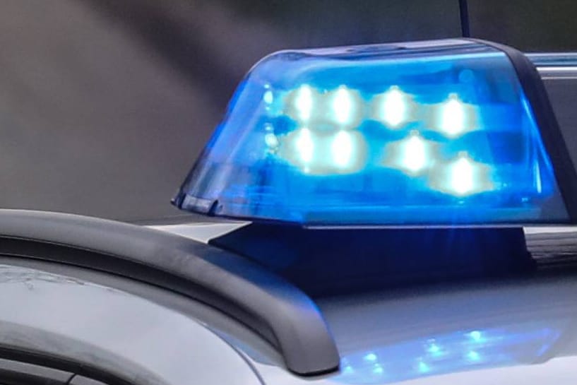 Polizeiwagen im Einsatz (Symbolbild): Die Ermittler entdeckten auf dem Handy des jungen Mannes rund 1000 kinder- und jugendpornografische Bilder und Videos.