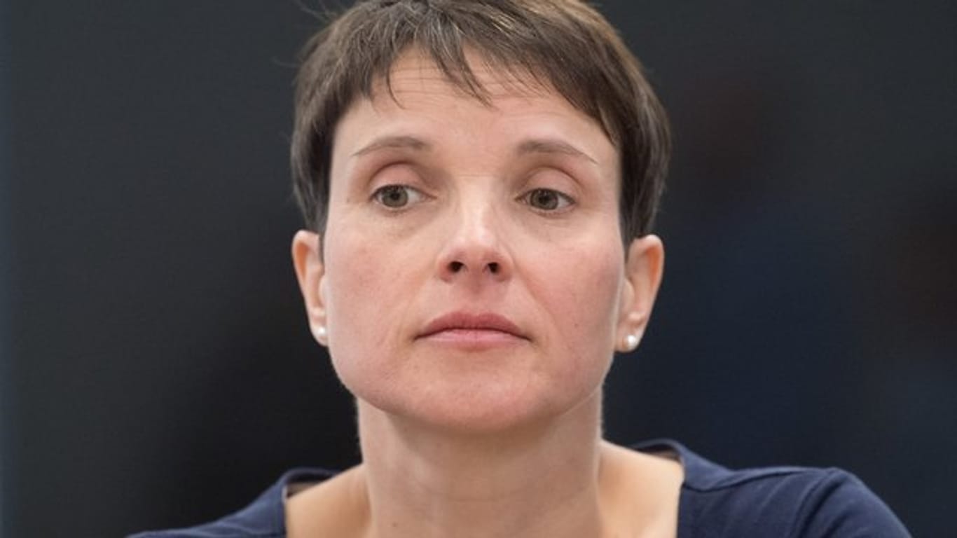 Frauke Petry, frühere Bundesvorsitzende der AfD, ist wegen fahrlässigen Falscheids verurteilt worden.