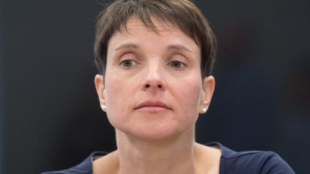 Frauke Petry, frühere Bundesvorsitzende der AfD, ist wegen fahrlässigen Falscheids verurteilt worden. Frauke Petry, frühere Bundesvorsitzende der AfD, ist wegen fahrlässigen Falscheids verurteilt worden.