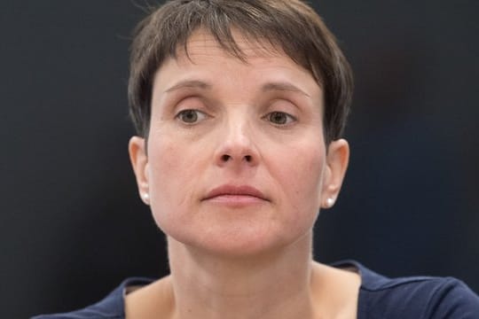 Frauke Petry, frühere Bundesvorsitzende der AfD, ist wegen fahrlässigen Falscheids verurteilt worden.