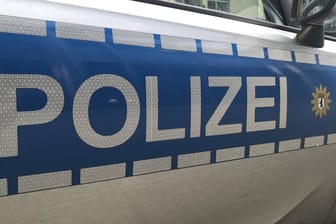 Polizeiwagen im Einsatz (Symbolbild): Die Polizei ermittelt gegen den noch unbekannten Hundehalter.