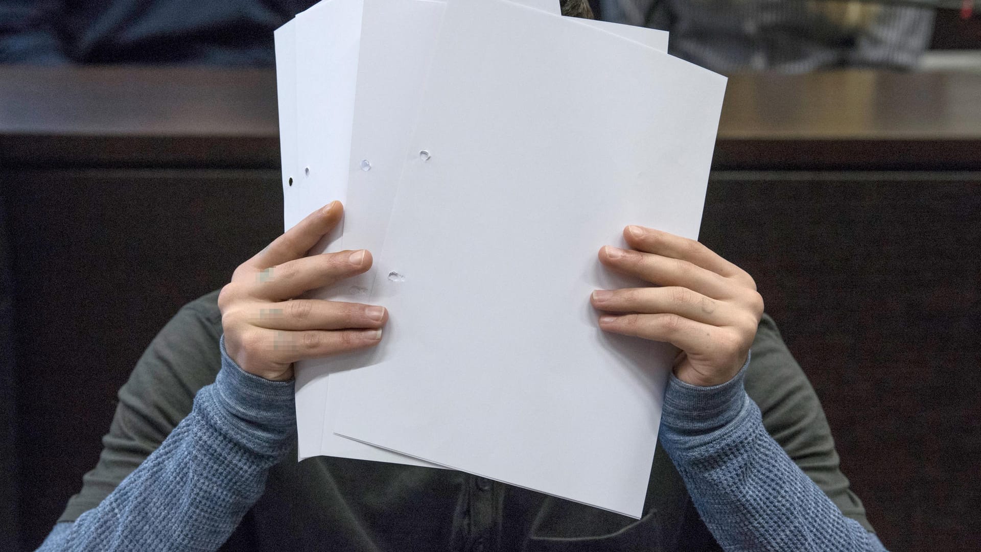 Zum Prozessbeginn verdeckt der Angeklagte sein Gesicht (Archivbild): Den Mord hat Ali B. zugegeben, er bestreitet jedoch sein Opfer zuvor vergewaltigt zu haben. Zum Prozessbeginn verdeckt der Angeklagte sein Gesicht (Archivbild): Den Mord hat Ali B. zugegeben, er bestreitet jedoch sein Opfer zuvor vergewaltigt zu haben.