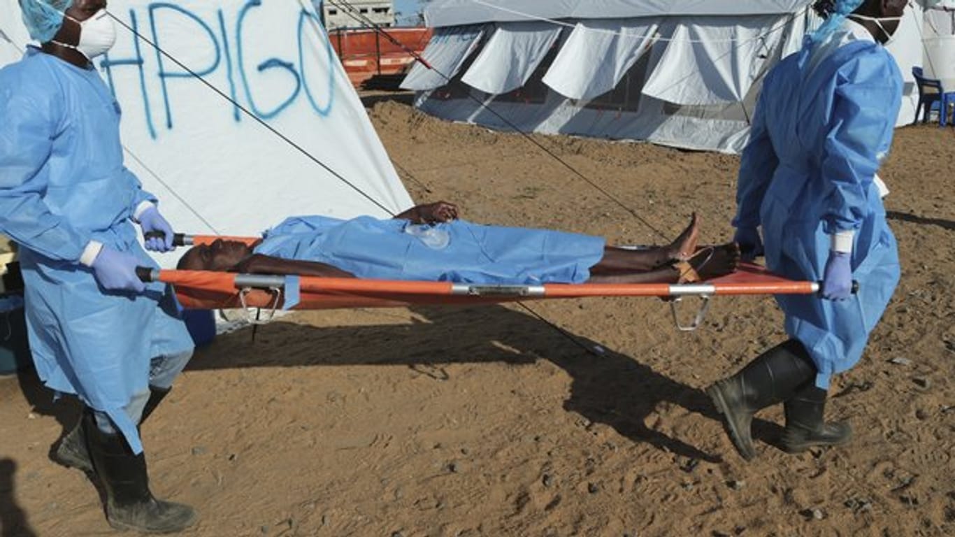 Eine an Cholera erkrankte Frau wird auf einer Trage von Gesundheitspersonal in Beira, mosambik, transportiert.