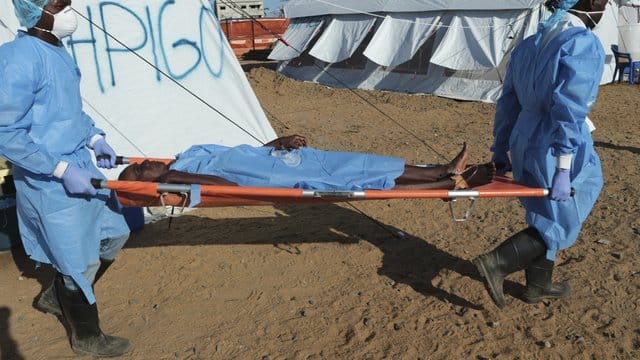 Eine an Cholera erkrankte Frau wird auf einer Trage von Gesundheitspersonal in Beira, mosambik, transportiert. Eine an Cholera erkrankte Frau wird auf einer Trage von Gesundheitspersonal in Beira, mosambik, transportiert.