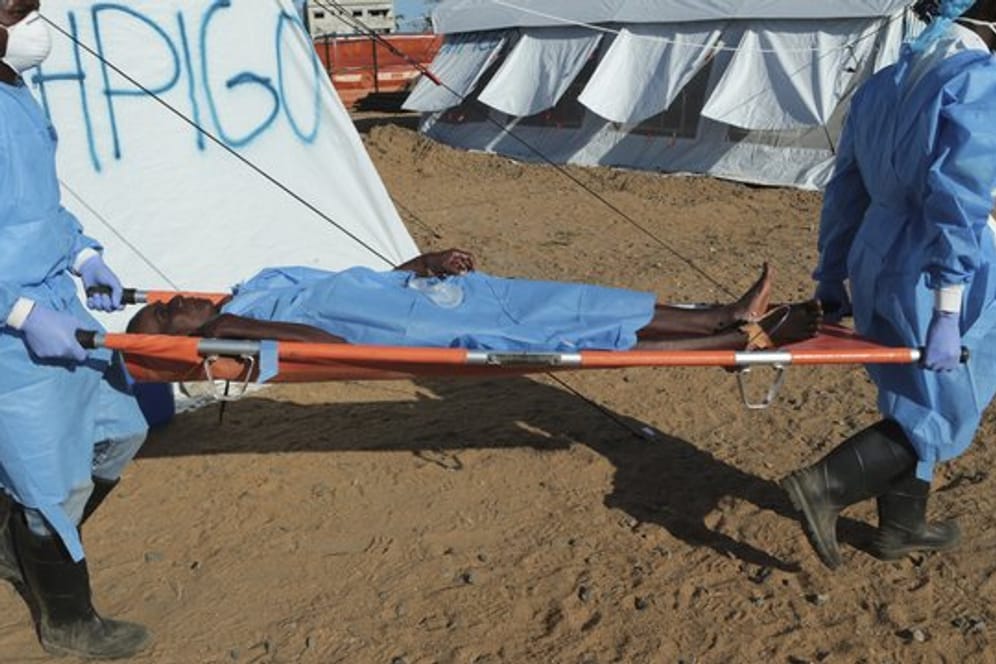 Eine an Cholera erkrankte Frau wird auf einer Trage von Gesundheitspersonal in Beira, mosambik, transportiert.