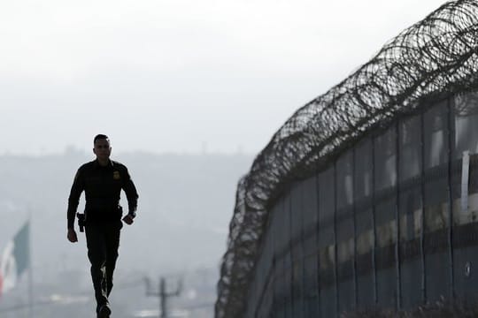 Ein Soldat läuft an der Grenze zwischen den USA und Mexiko entlang.