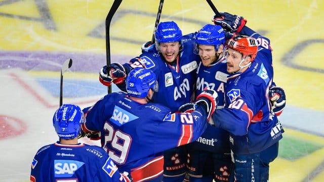 Die Adler Mannheim konnten nur ein Tor gegen die Kölner Haie bejubeln, aber das reichte. Die Adler Mannheim konnten nur ein Tor gegen die Kölner Haie bejubeln, aber das reichte.