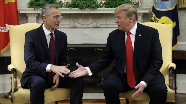 US-Präsident Donald Trump begrüßt NATO-Generalsekretär Jens Stoltenberg im Oval Office im Weißen Haus. US-Präsident Donald Trump begrüßt NATO-Generalsekretär Jens Stoltenberg im Oval Office im Weißen Haus.