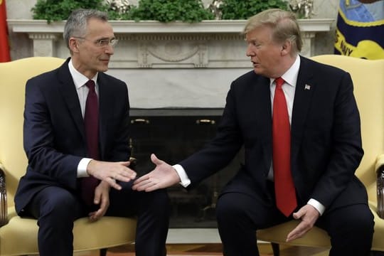 US-Präsident Donald Trump begrüßt NATO-Generalsekretär Jens Stoltenberg im Oval Office im Weißen Haus.