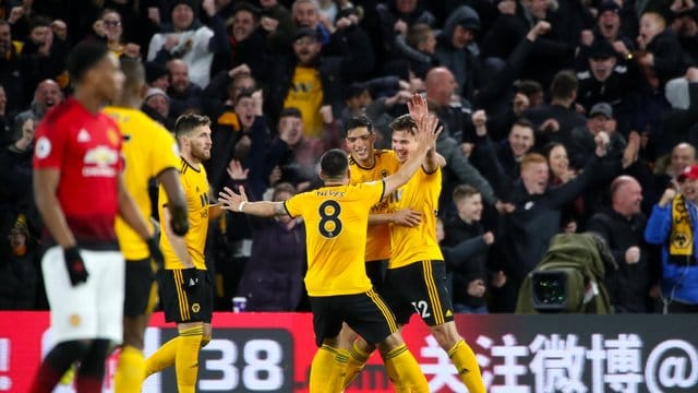 Die Wolverhampton Wanderers besiegten vor eigenem Publikum Manchester United. Die Wolverhampton Wanderers besiegten vor eigenem Publikum Manchester United.