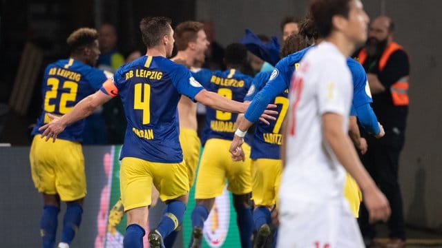 Die Leipziger Spieler jubeln über das späte Elfmetertor zum Sieg.