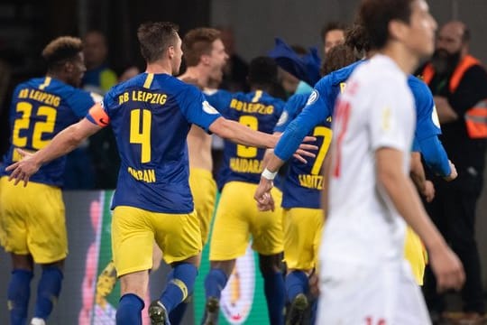 Die Leipziger Spieler jubeln über das späte Elfmetertor zum Sieg.
