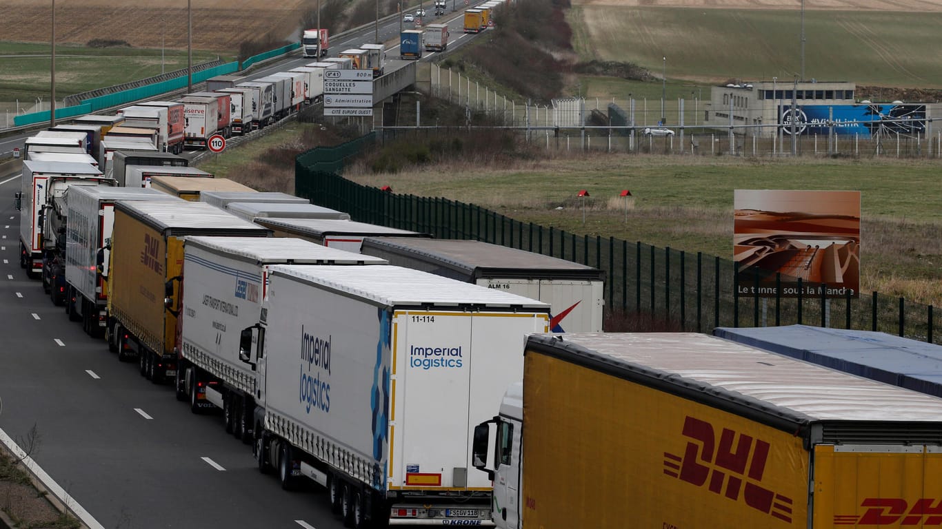 Lastwagen-Stau in Coquelles in Frankreich: Seit Wochen behindert ein Bummelstreik der französischen Zollbeamten den Verkehr.