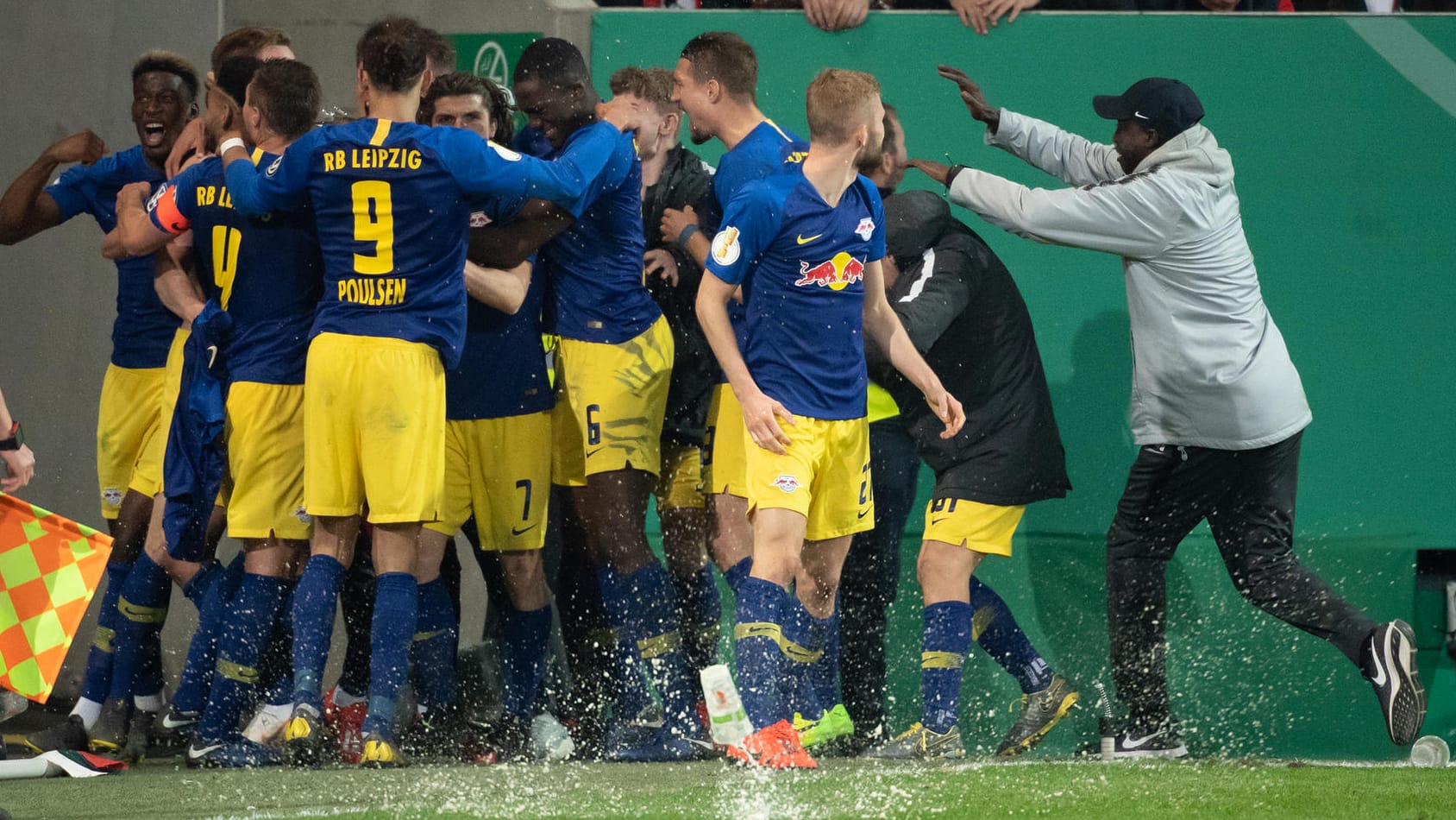 Pure Freude: Die RB-Spieler feiern den entscheidenden Treffer in Augsburg.