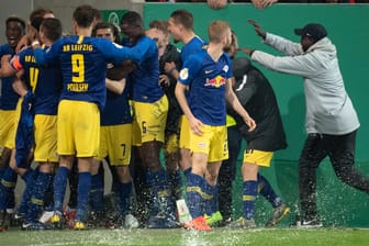 Pure Freude: Die RB-Spieler feiern den entscheidenden Treffer in Augsburg.
