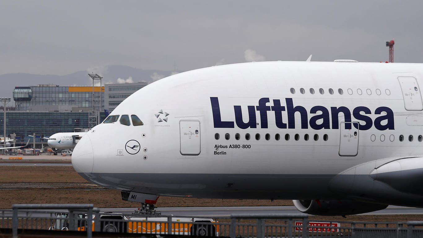 Ein Airbus A380 der Lufthansa am Flughafen Frankfurt: Eine Maschine musste wegen technischer Probleme umdrehen.