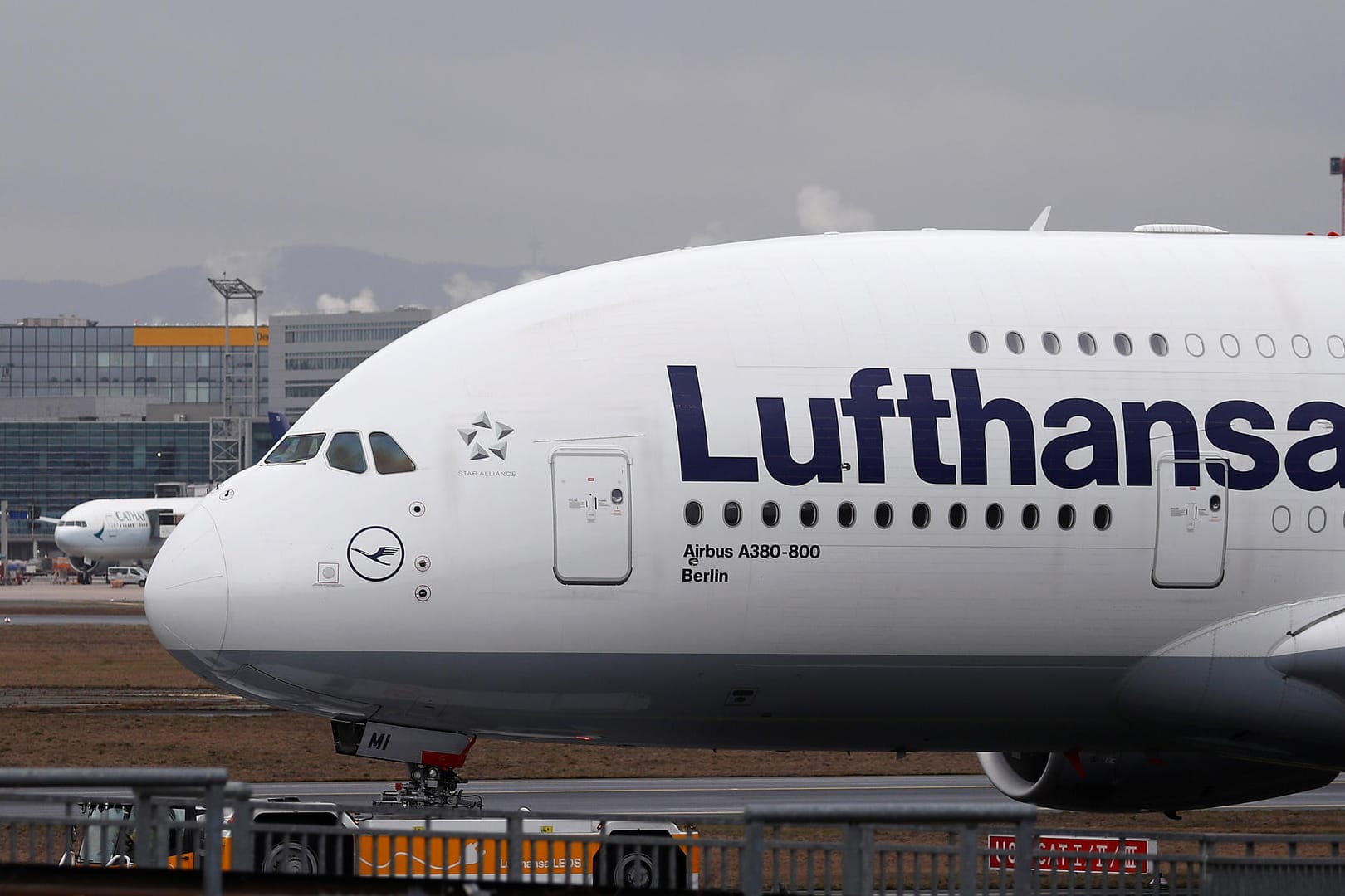 Ein Airbus A380 der Lufthansa am Flughafen Frankfurt: Eine Maschine musste wegen technischer Probleme umdrehen.