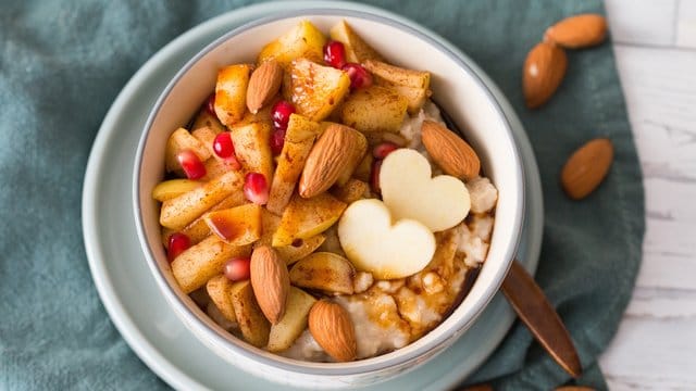 Bratapfel-Porridge: Kurz bevor der Brei fertig ist, wird ein Apfel hinzu geraspelt und mit viel Zimt und gehackten Nüssen abgerundet.