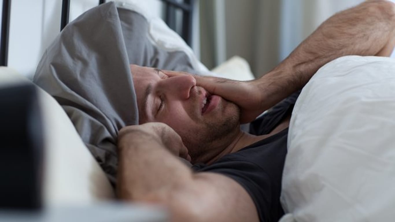 Was tun, wenn die Gedanken rasen? Schlaflosigkeit ist eines der typischen Symptome innerer Unruhe.