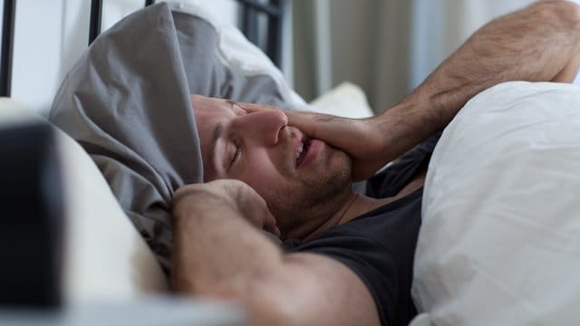 Was tun, wenn die Gedanken rasen? Schlaflosigkeit ist eines der typischen Symptome innerer Unruhe. Was tun, wenn die Gedanken rasen? Schlaflosigkeit ist eines der typischen Symptome innerer Unruhe.