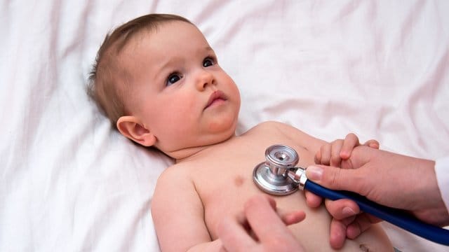 Alles in Ordnung? Gerade im ersten Lebensjahr stehen für Kinder zahlreiche Arztbesuche auf dem Terminplan. Alles in Ordnung? Gerade im ersten Lebensjahr stehen für Kinder zahlreiche Arztbesuche auf dem Terminplan.