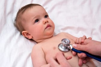 Alles in Ordnung? Gerade im ersten Lebensjahr stehen für Kinder zahlreiche Arztbesuche auf dem Terminplan.
