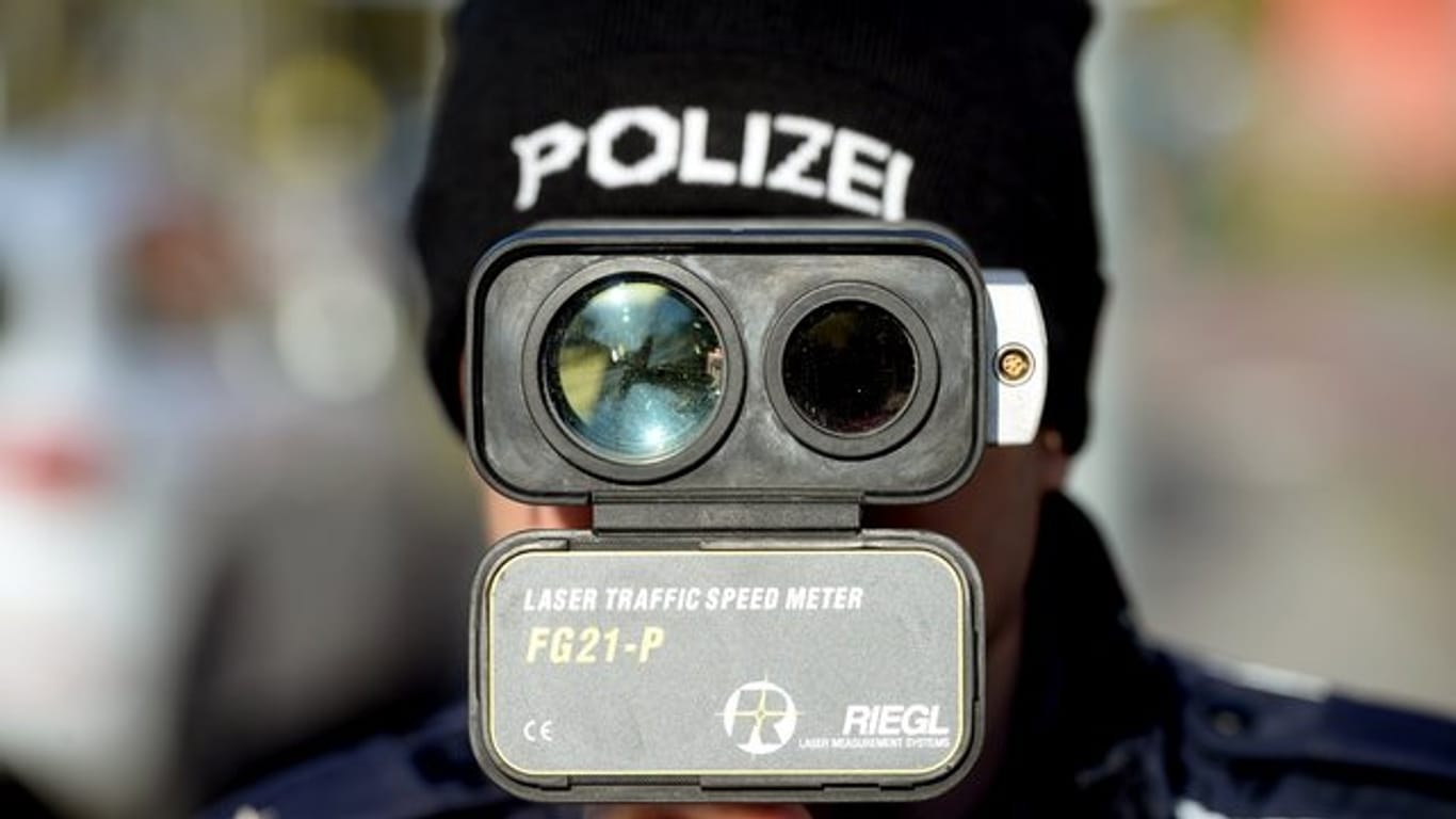 Genau hingeschaut: Ein Polizist hantiert in Brandenburg mit einem Geschwindigkeitsmessgerät.