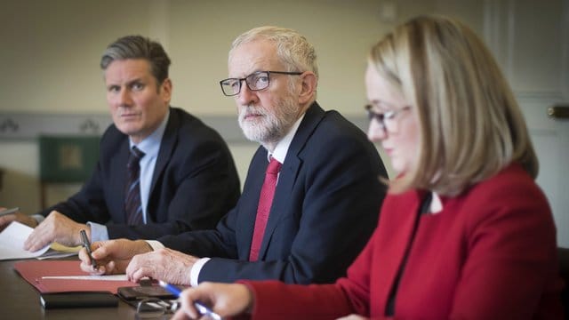 Unter Zeitdruck: Labour-Chef Jeremy Corbyn (M.