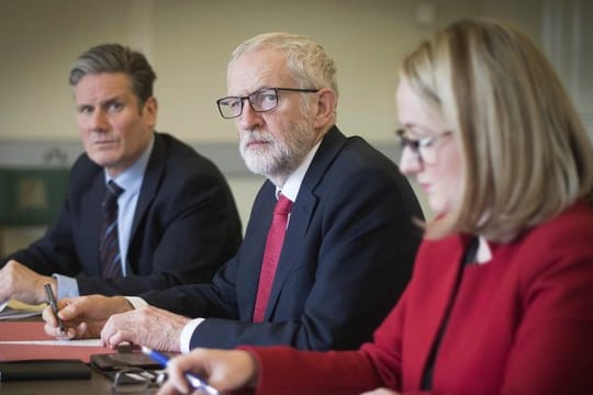 Unter Zeitdruck: Labour-Chef Jeremy Corbyn (M.