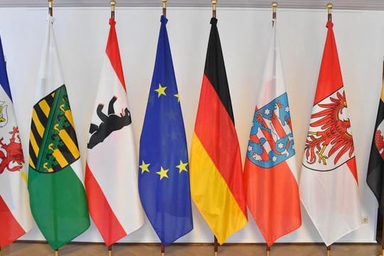 Die Fahnen der ostdeutschen Länder stehen im Chorsaal des Zinzendorfhaus in Neudietendorf.
