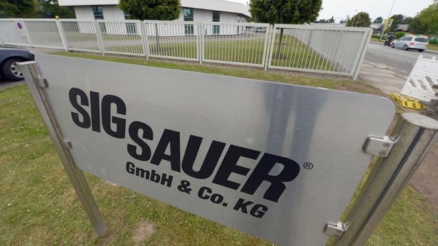 Der Eingang zur Zentrale der Waffenfirma Sig Sauer in Eckernförde.