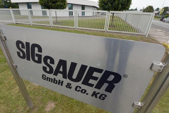 Der Eingang zur Zentrale der Waffenfirma Sig Sauer in Eckernförde.