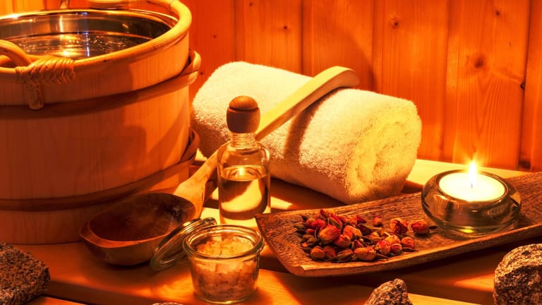 Gemütliche Atmosphäre in der Sauna: Ist das gut fürs Herz?