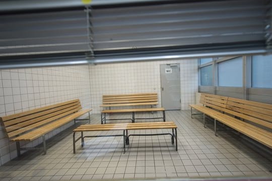 Blick durch ein Fenster in den Aufenthaltsraum für rückzuführende Asylbewerber auf dem Frankfurter Flughafen.