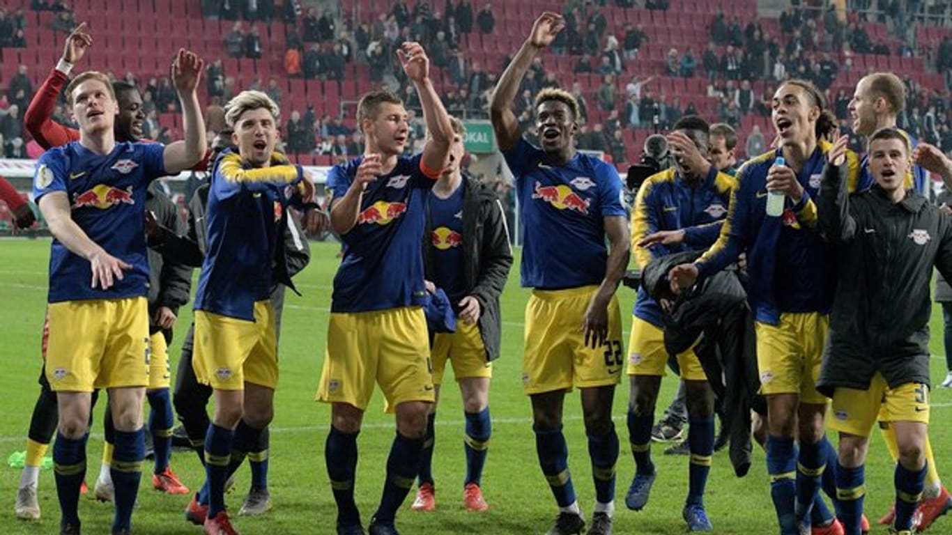 Leipzigs Spieler feiern mit den Fans in Augsburg den Einzug ins Pokal-Halbfinale.