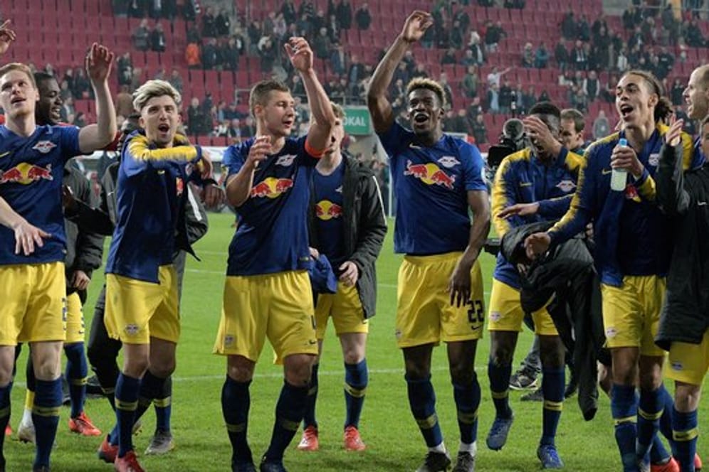Leipzigs Spieler feiern mit den Fans in Augsburg den Einzug ins Pokal-Halbfinale.