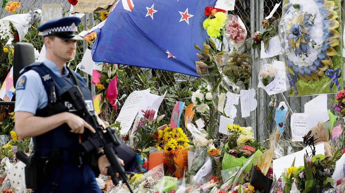 Polizist mit Maschinengewehr hält Wache am Anschlagsort in Christchurch: Der Verfassungsschutz prüft Kontakte nach Deutschland.