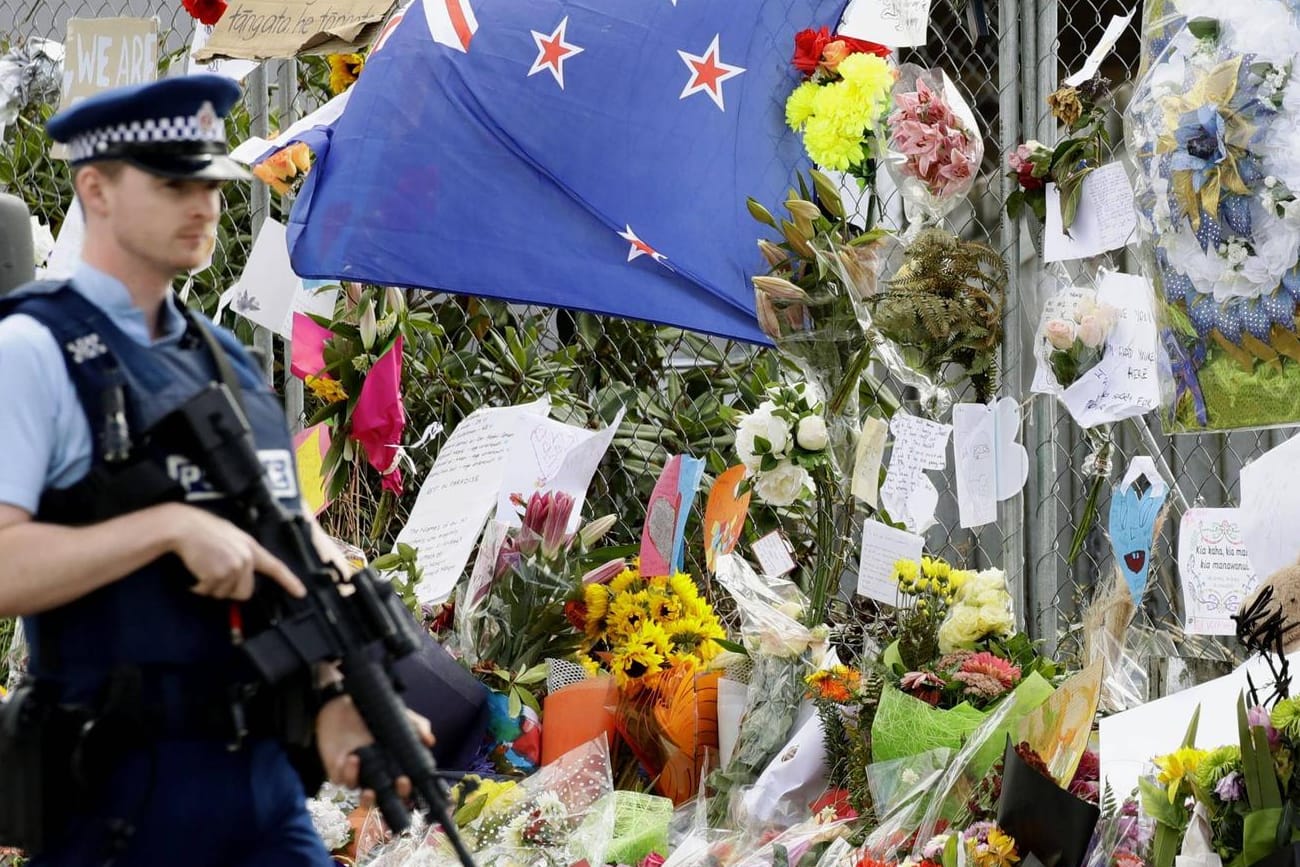 Polizist mit Maschinengewehr hält Wache am Anschlagsort in Christchurch: Der Verfassungsschutz prüft Kontakte nach Deutschland.