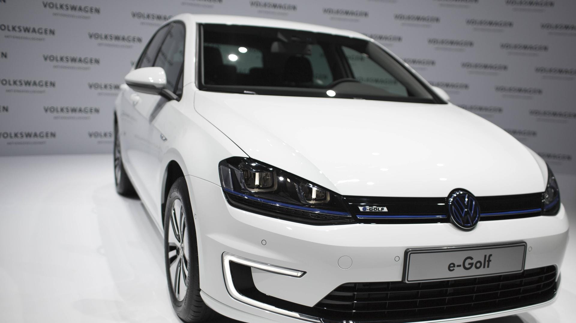 E-Golf: Ab sofort fahren fünf selbstfahrende Elektro-Golfs auf einer Teststrecke in Hamburg. E-Golf: Ab sofort fahren fünf selbstfahrende Elektro-Golfs auf einer Teststrecke in Hamburg.