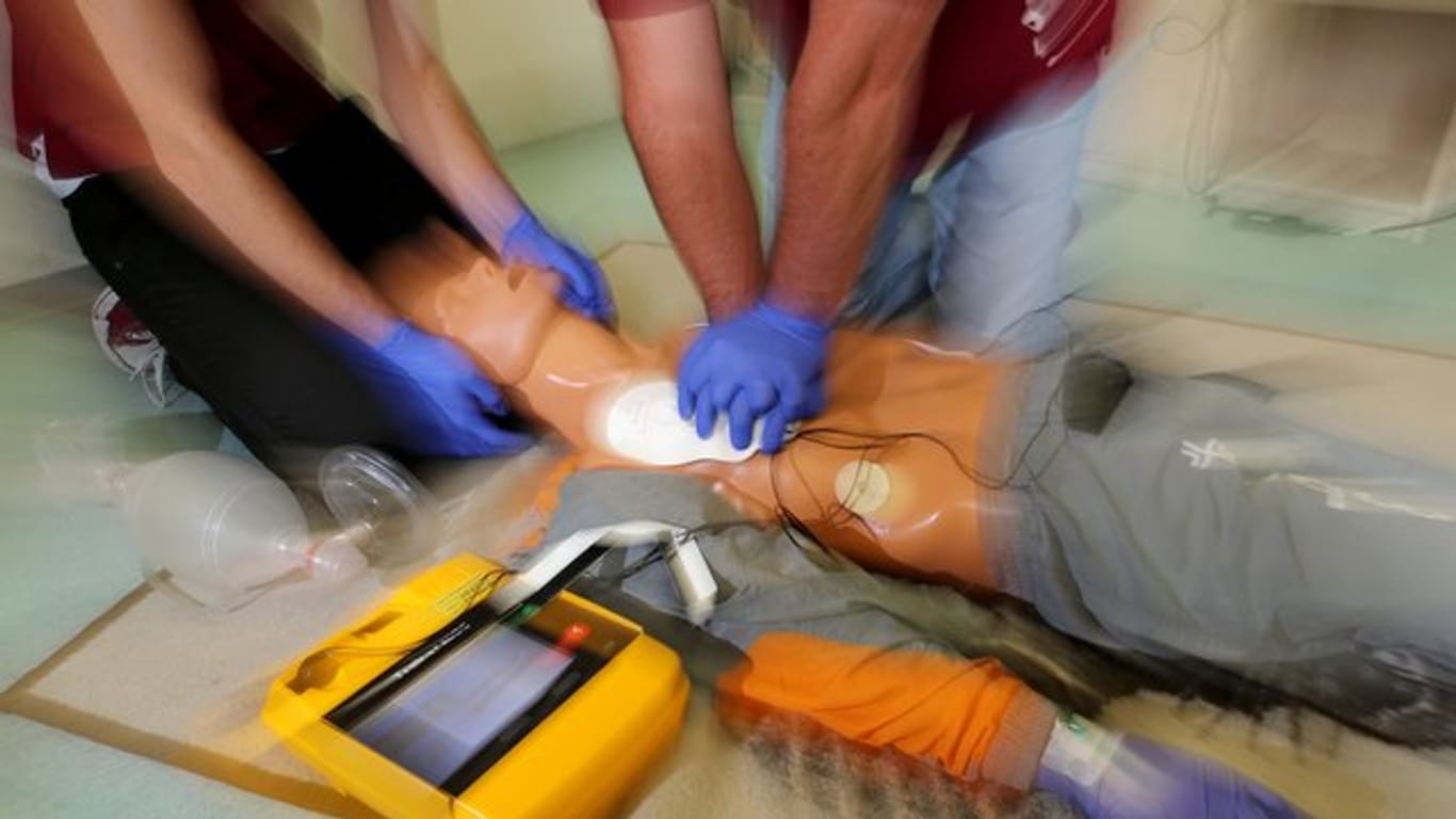 Reanimation an einer Übungspuppe: Ersthelfer sind oft schneller am Unfallort als der Rettungsdienst und können so Leben retten.