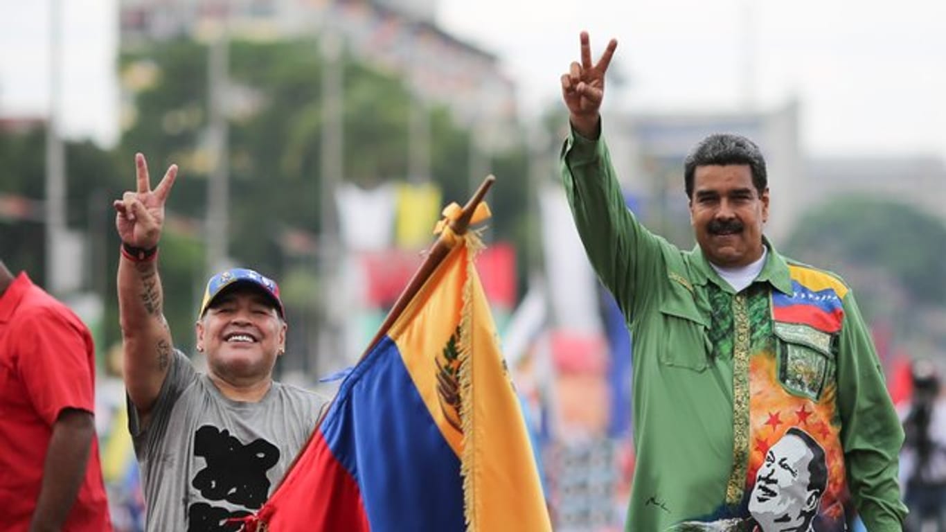 Pflegt eine enge Beziehung zu Venezuela und seinem Präsidenten: Diego Maradona (l) unterstützt 2018 Nicolás Maduro (r) im Wahlkampf.