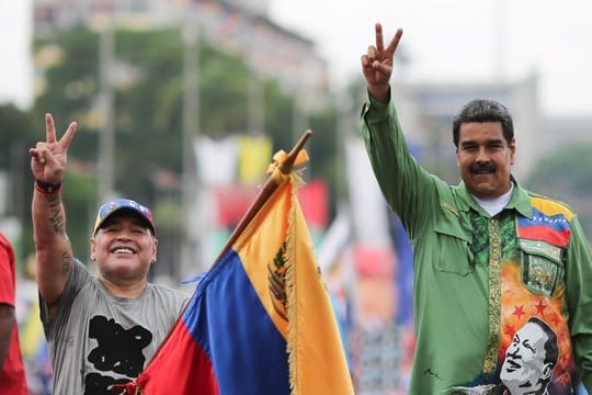 Pflegt eine enge Beziehung zu Venezuela und seinem Präsidenten: Diego Maradona (l) unterstützt 2018 Nicolás Maduro (r) im Wahlkampf.