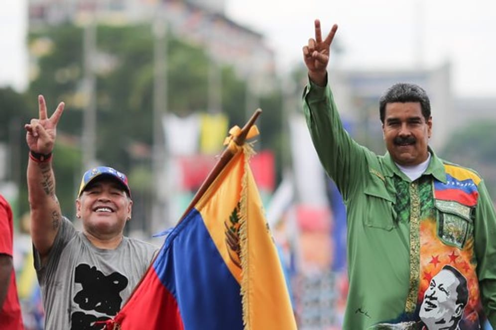 Pflegt eine enge Beziehung zu Venezuela und seinem Präsidenten: Diego Maradona (l) unterstützt 2018 Nicolás Maduro (r) im Wahlkampf.