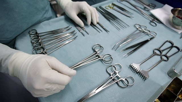 Zu einem Behandlungsfehler kann es an verschiedenen Stellen kommen: nicht nur bei der Therapie oder Operation, sondern auch schon im Aufklärungsgespräch. Zu einem Behandlungsfehler kann es an verschiedenen Stellen kommen: nicht nur bei der Therapie oder Operation, sondern auch schon im Aufklärungsgespräch.