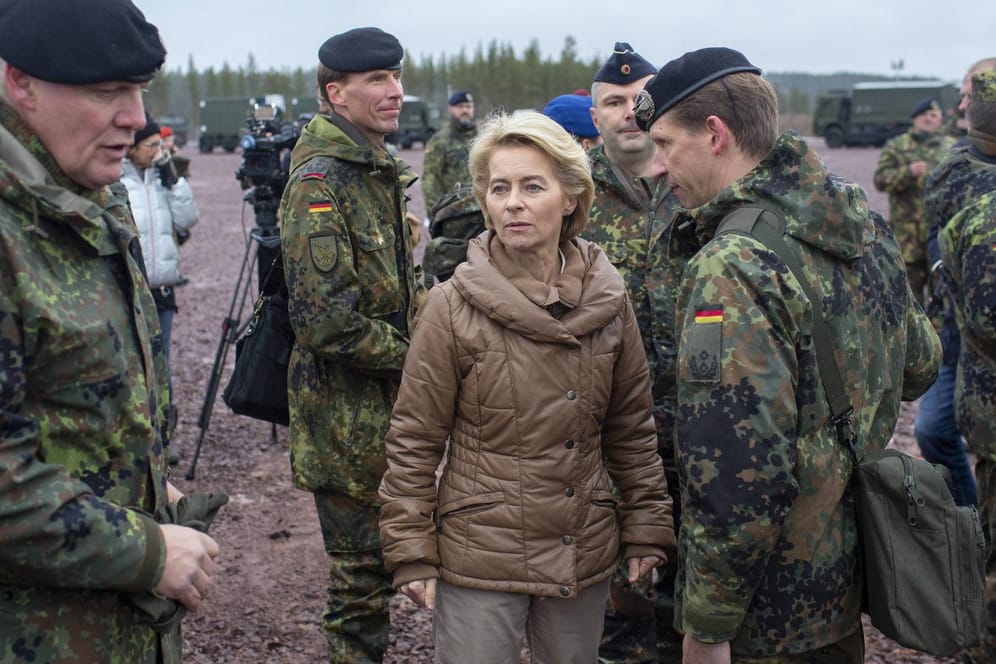 Verteidigungsministerin Ursula von der Leyen bei einem Nato-Manöver: Deutschland und die USA streiten über Rüstungsausgaben.